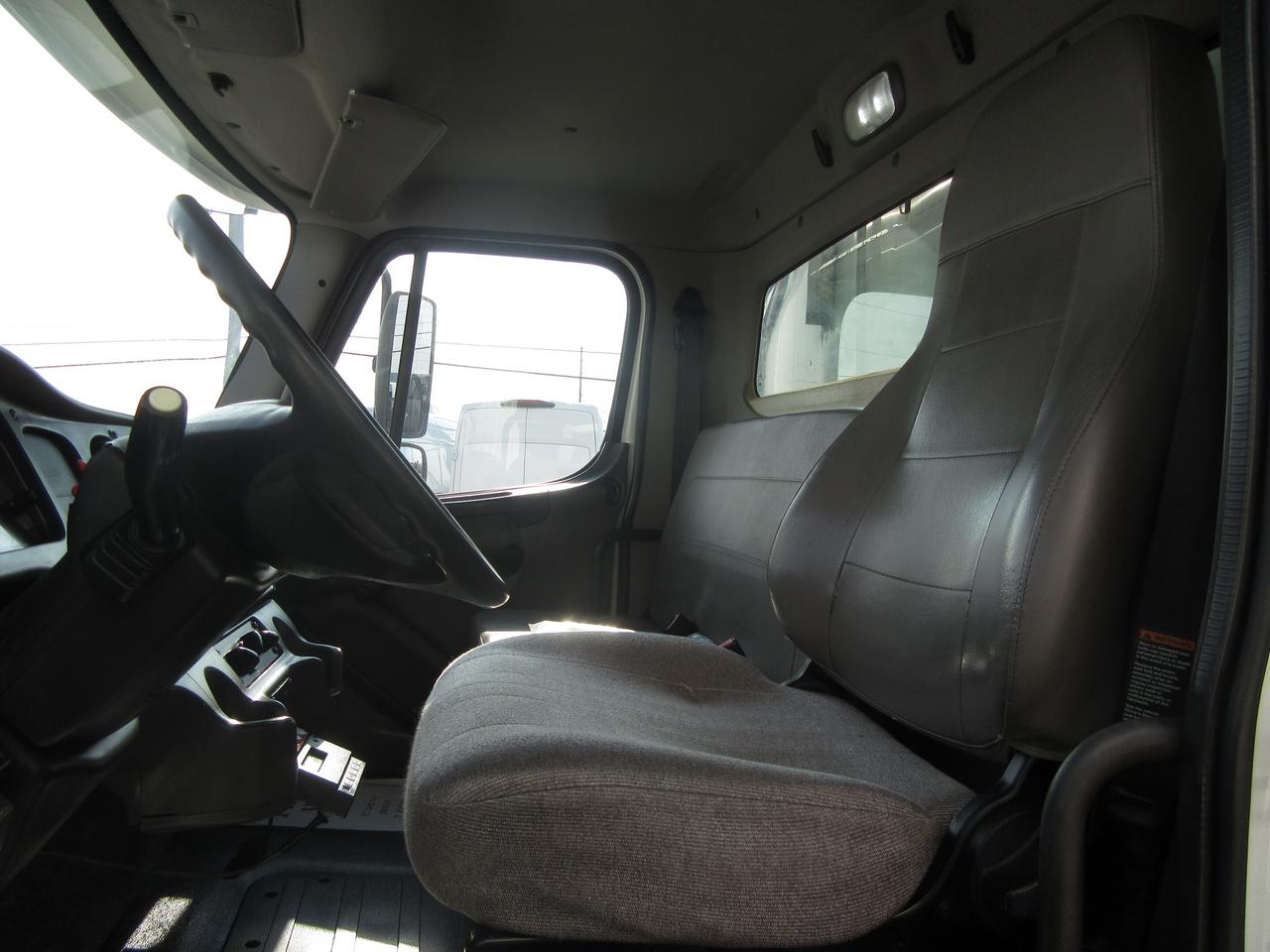 2015 Freightliner M2-106 TANDEM AXLE 26FT REEFER BOX CARRIER SUPRA SYSTEM Photo