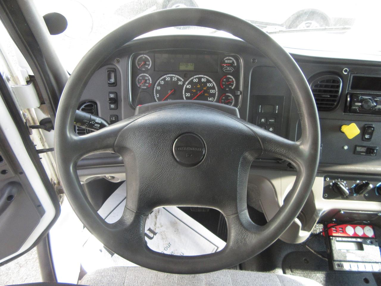 2015 Freightliner M2-106 TANDEM AXLE 26FT REEFER BOX CARRIER SUPRA SYSTEM Photo