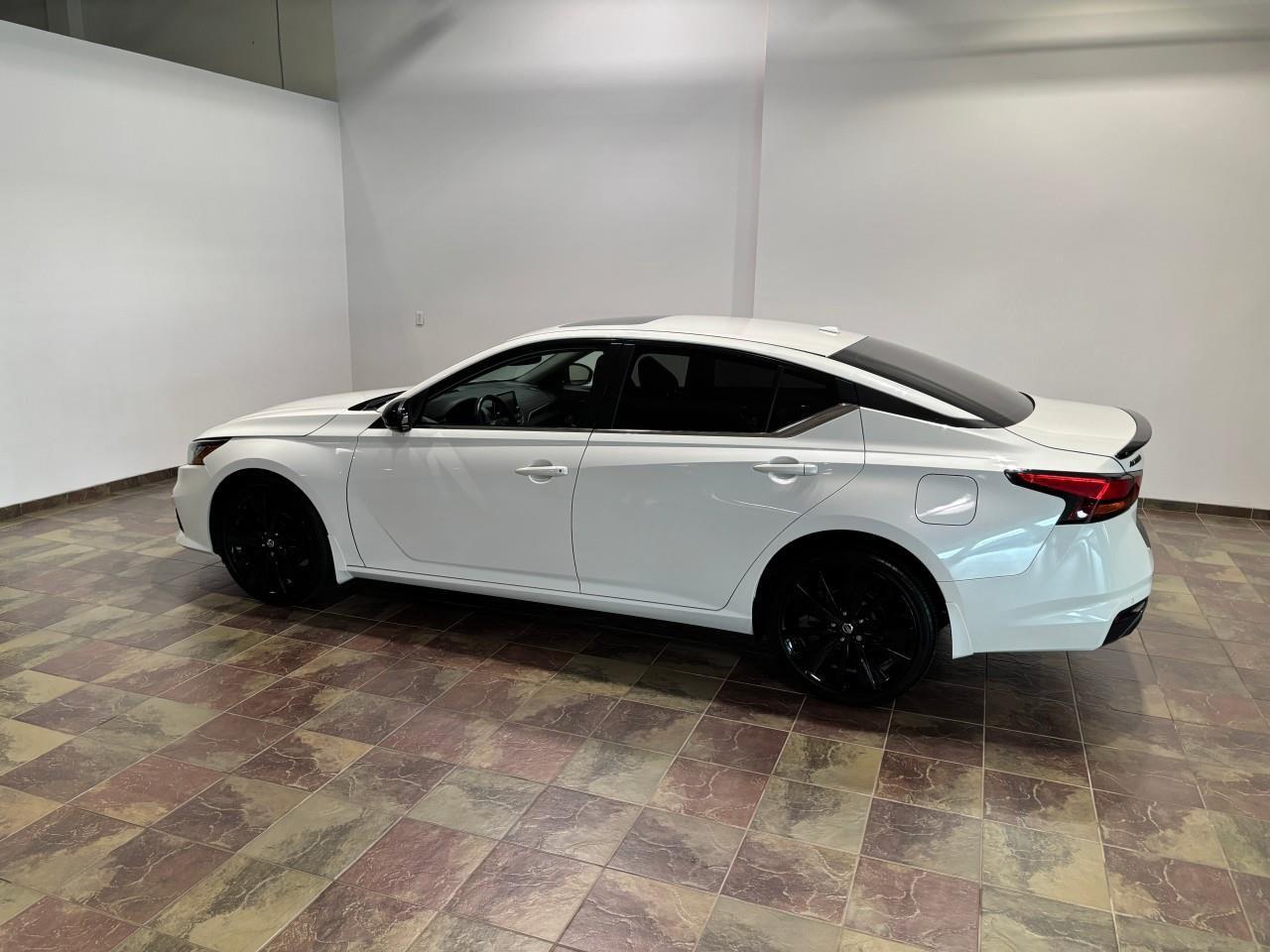 2022 Nissan Altima 2.5 SR Midnight Edition Photo4