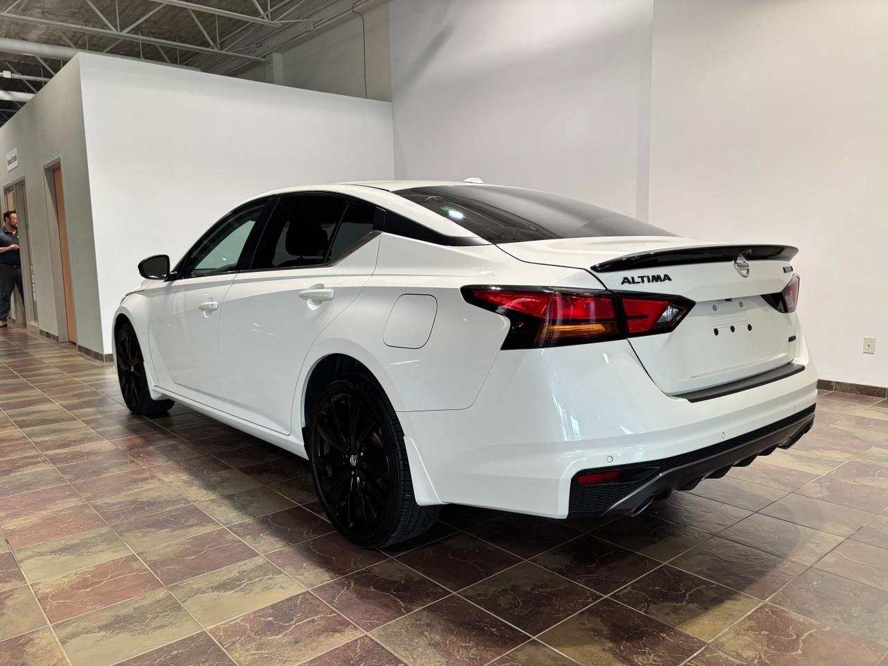 2022 Nissan Altima 2.5 SR Midnight Edition Photo2