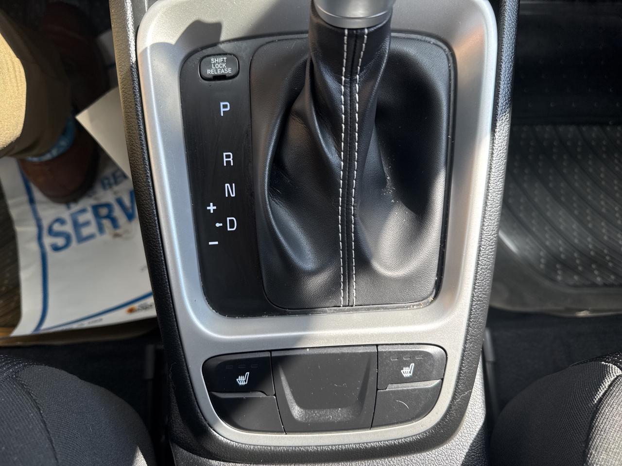 2022 Hyundai Venue ESS 1.6T HTD SEATS CPO* 3.99%** Photo