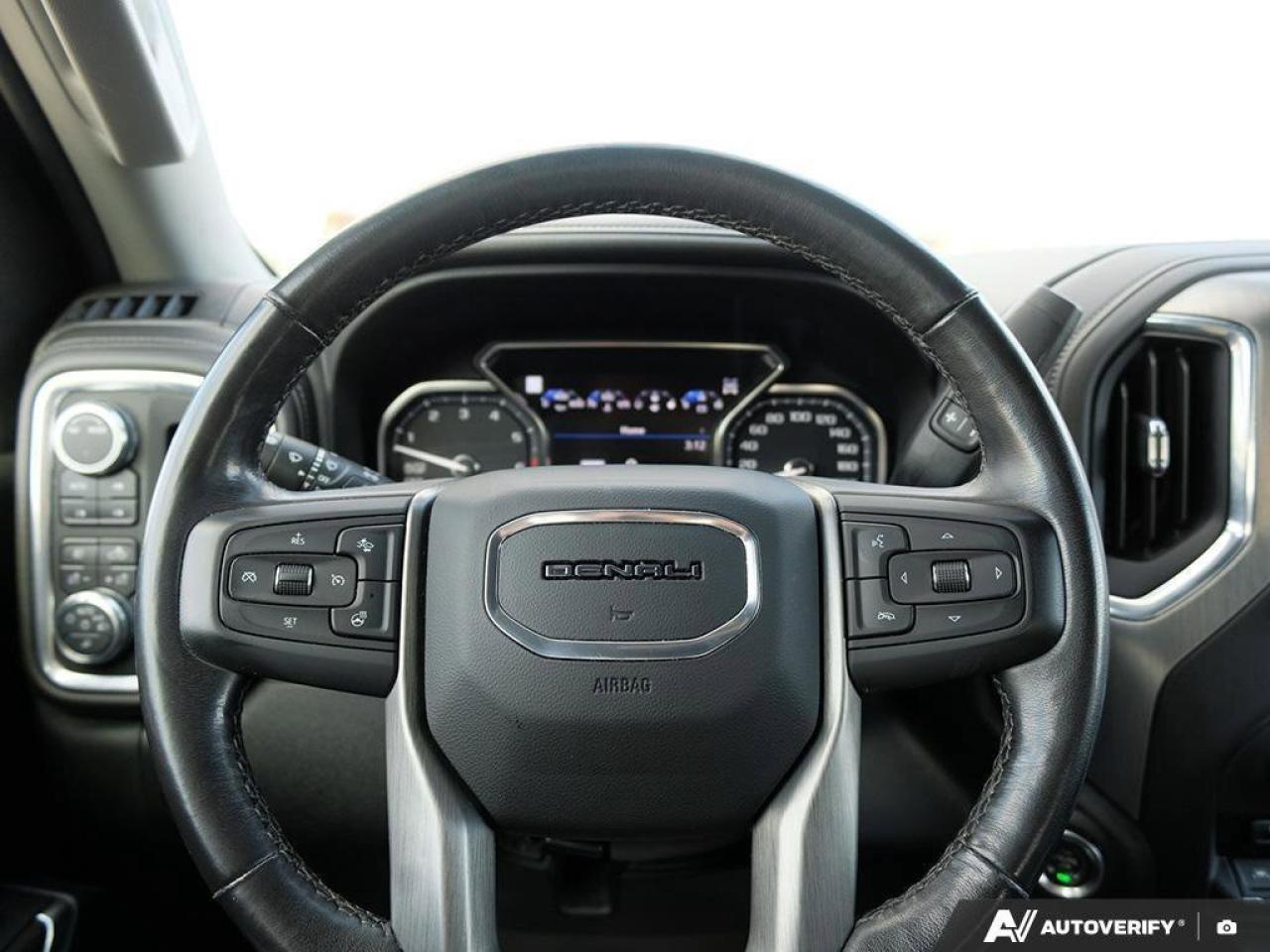 2021 GMC Sierra 1500 DenaliDENALI, CREW, 4X4, 5.3L, NAV, ROOF, 1-OWNER! Photo