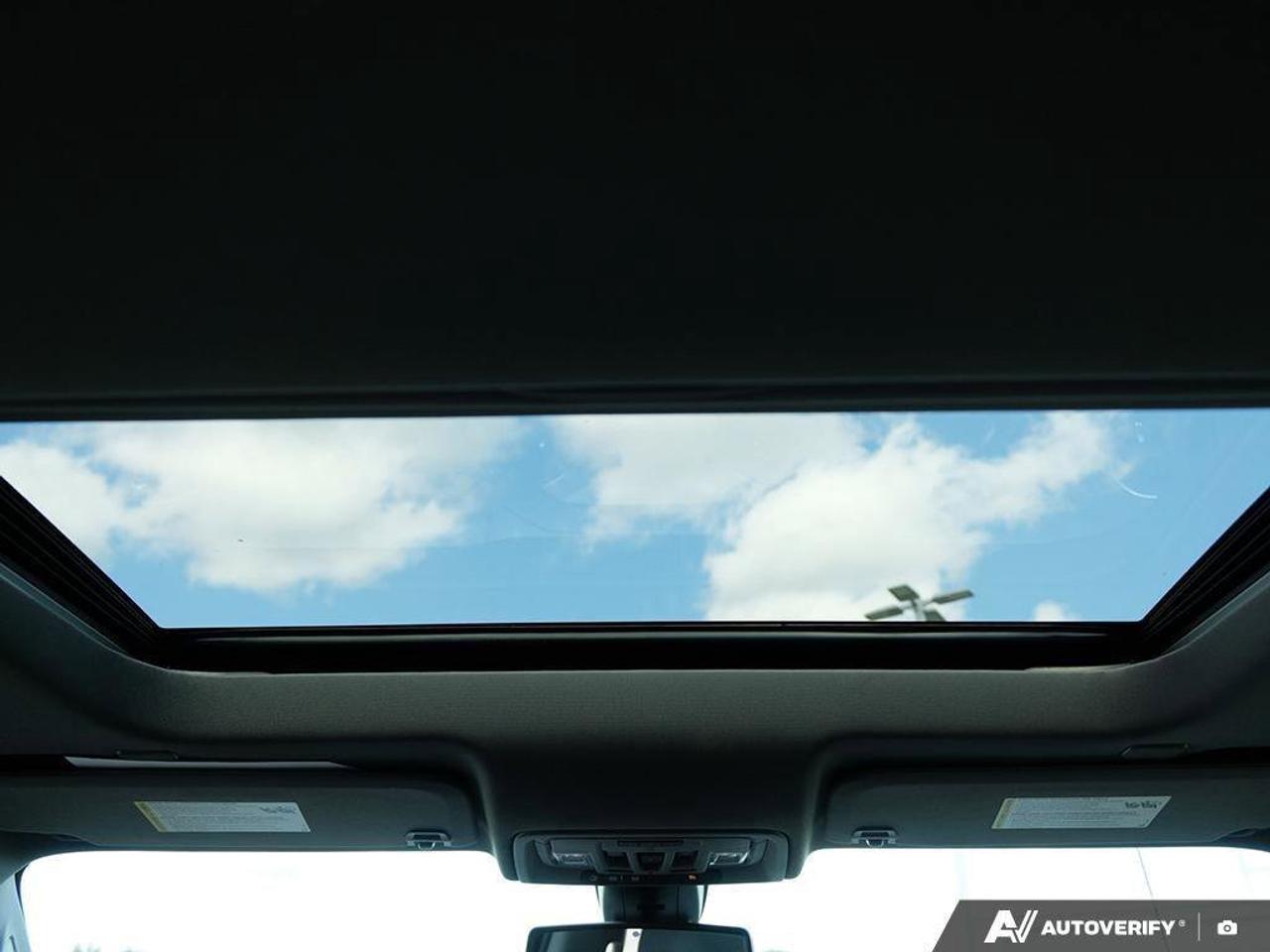 2021 GMC Sierra 1500 DenaliDENALI, CREW, 4X4, 5.3L, NAV, ROOF, 1-OWNER! Photo