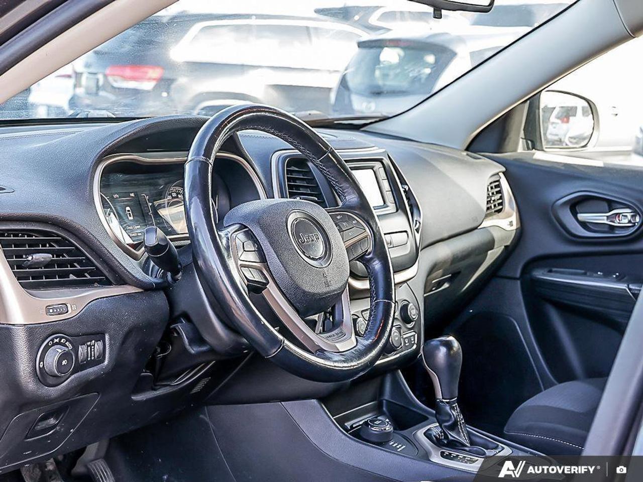 2015 Jeep Cherokee LatitudeNORTH, 4X4, V6, HEATED CLOTH, AS-TRADED! Photo