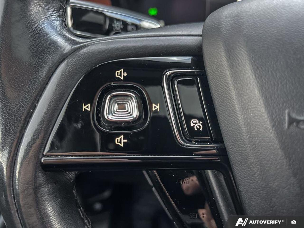 2021 Lincoln Corsair Reserve   LOW KMS   MOONROOF   LEATHER LOW KMS   M Photo