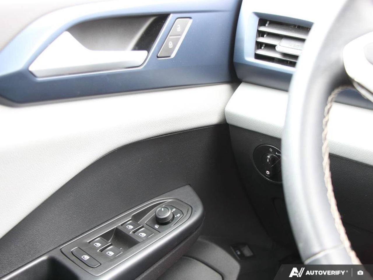 2022 Volkswagen Taos ComfortlineONE-OWNER, ACCIDENT-FREE, AWD, SUNROOF, Photo