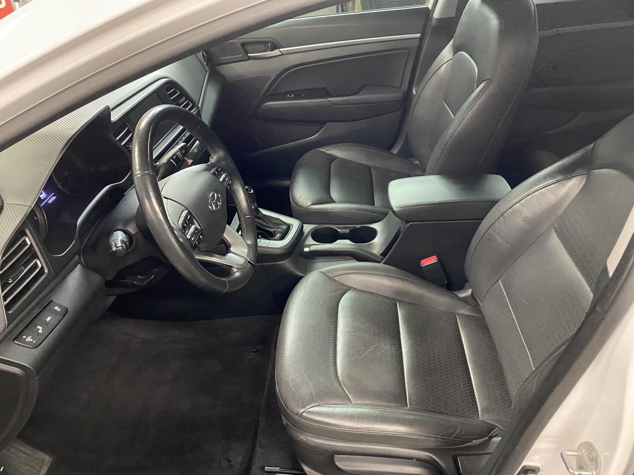 2020 Hyundai Elantra Luxury IVT Photo4