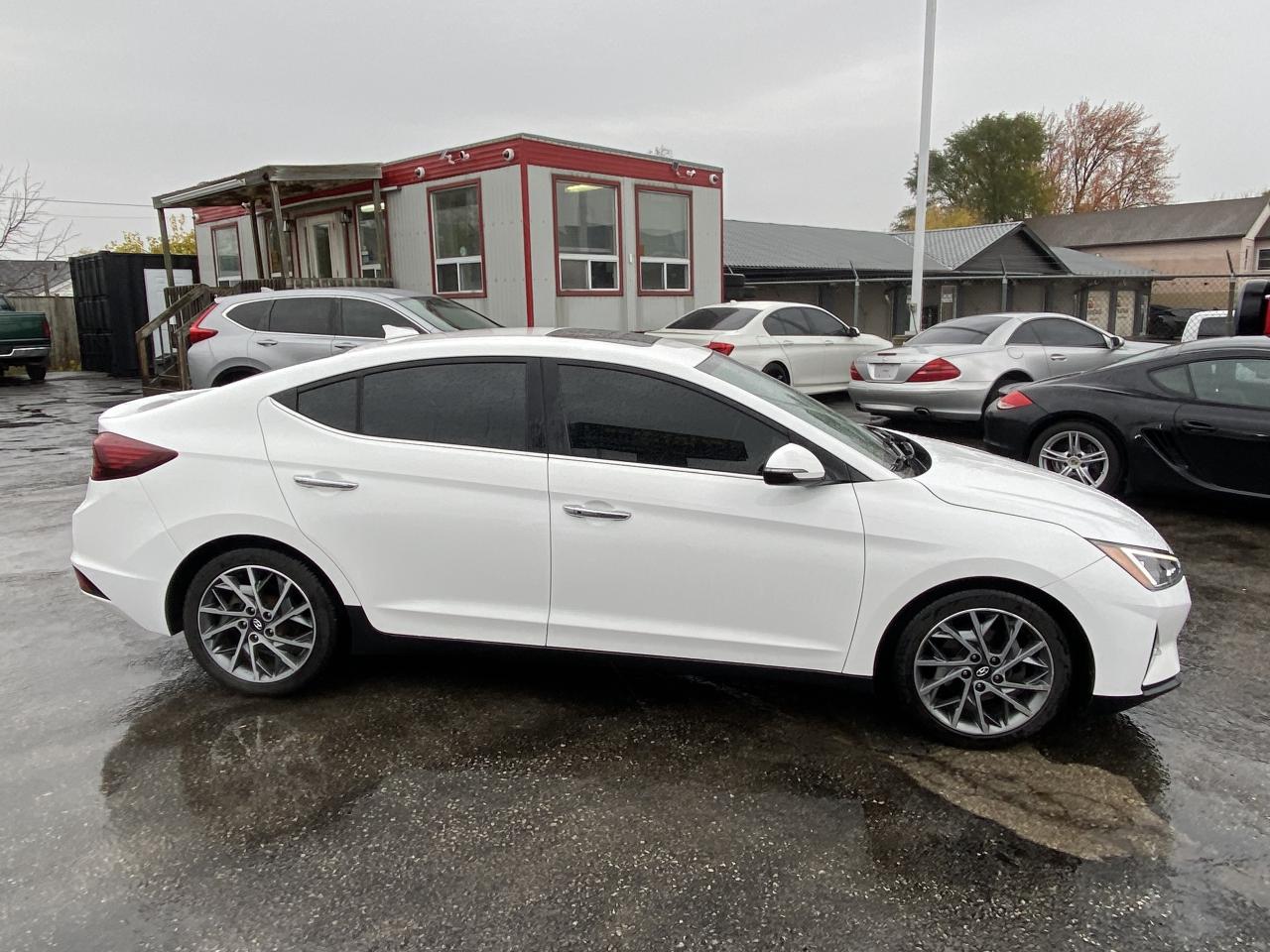 2020 Hyundai Elantra Luxury IVT Photo