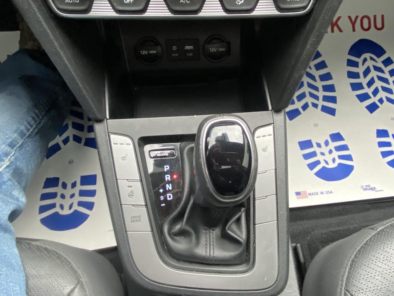 2020 Hyundai Elantra Luxury IVT Photo