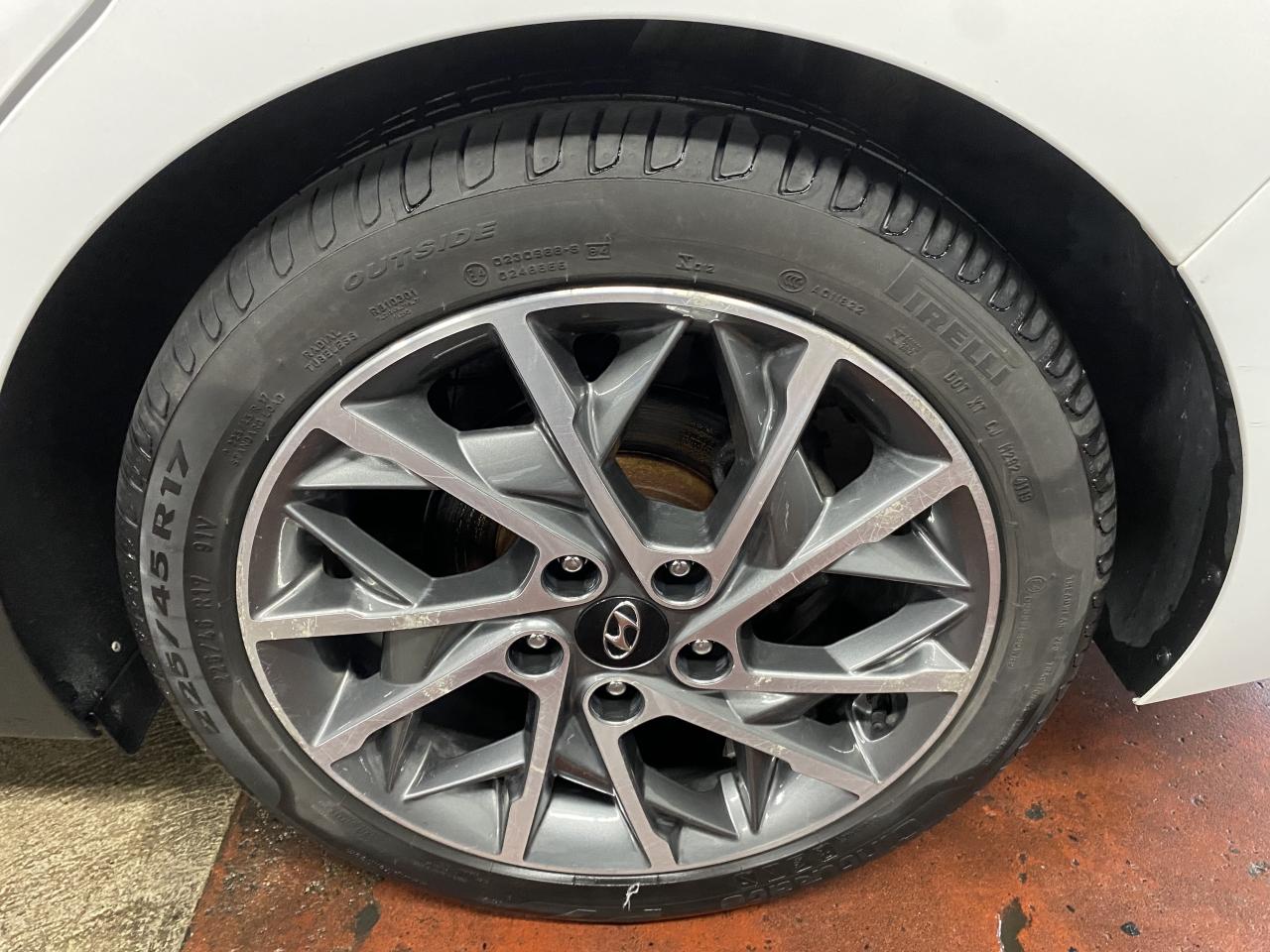 2020 Hyundai Elantra Luxury IVT Photo