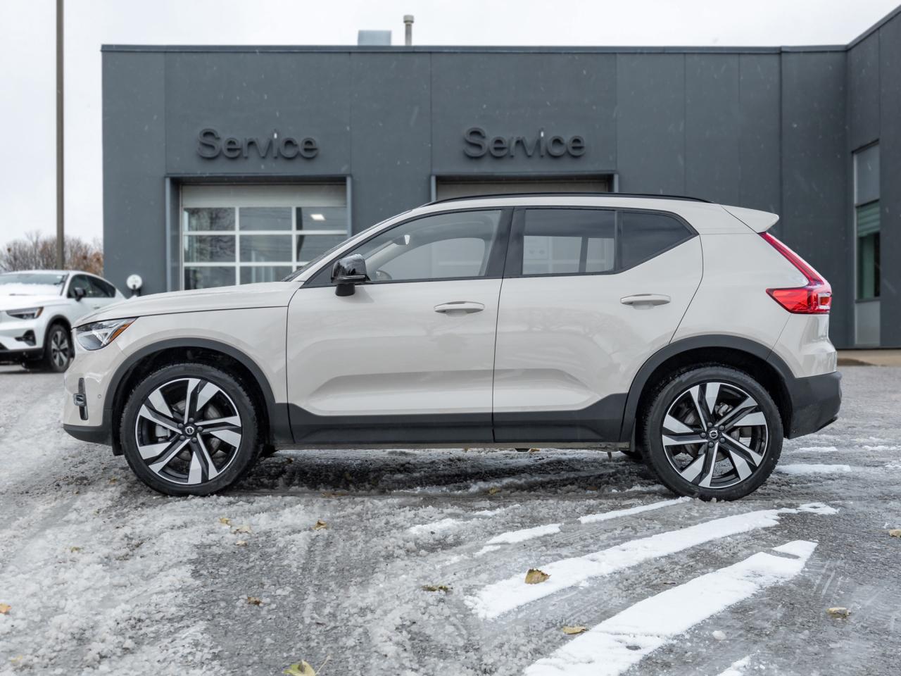 2025 Volvo XC40 B5 AWD Plus Dark Theme  20" ALLOY WHEEL  VOLVO CPO Photo