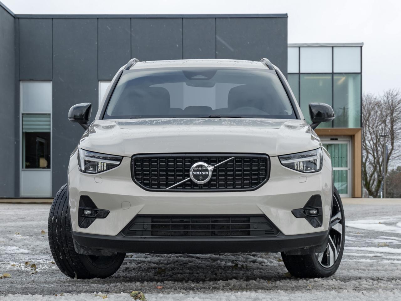 2025 Volvo XC40 B5 AWD Plus Dark Theme  20" ALLOY WHEEL  VOLVO CPO Photo