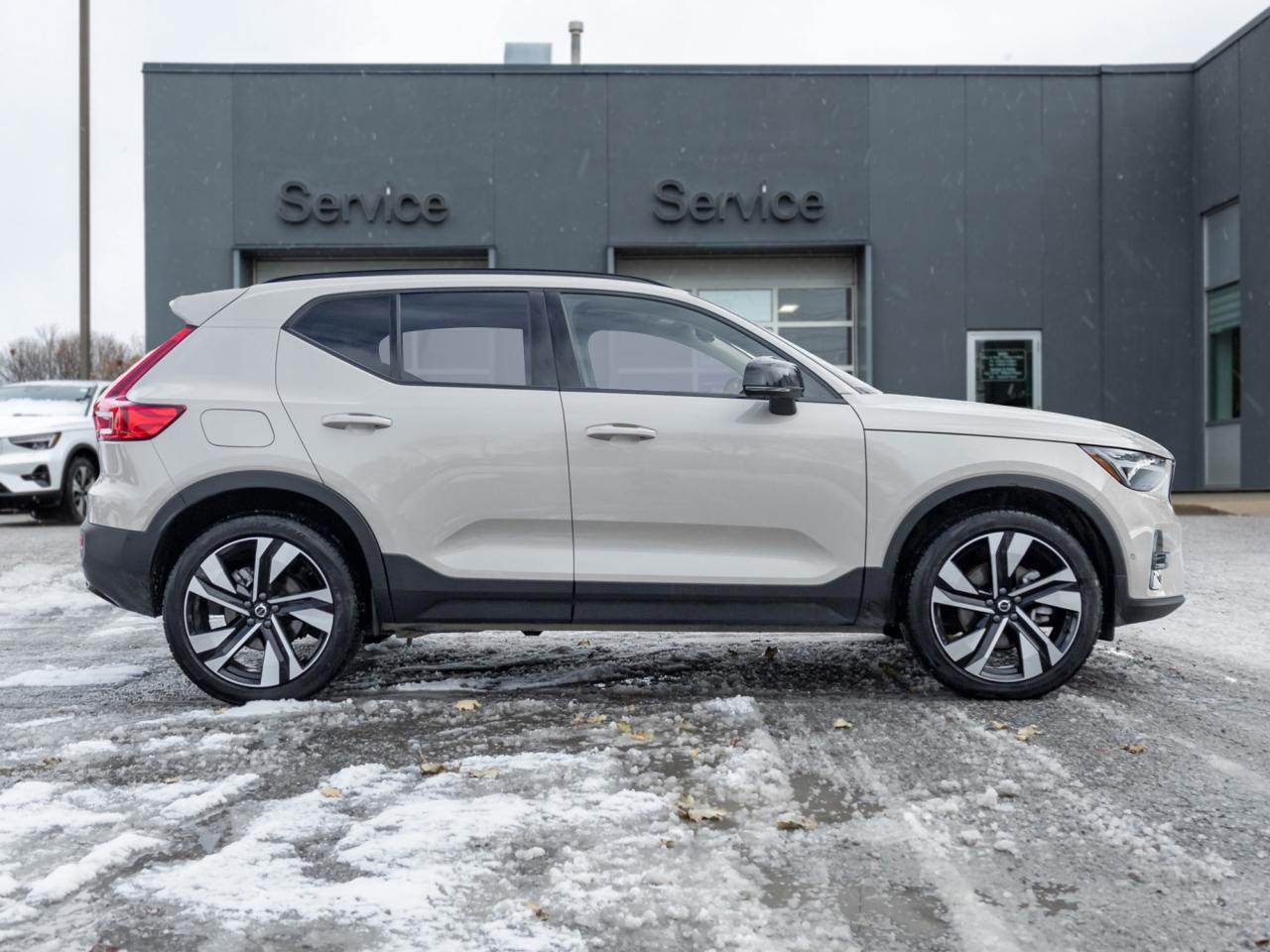 2025 Volvo XC40 B5 AWD Plus Dark Theme  20" ALLOY WHEEL  VOLVO CPO Photo