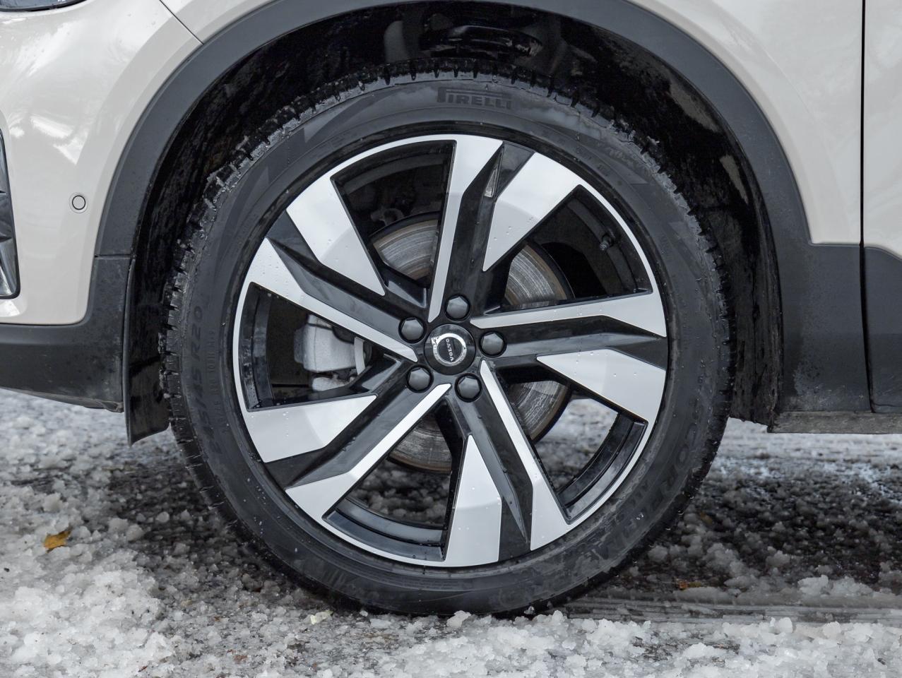 2025 Volvo XC40 B5 AWD Plus Dark Theme  20" ALLOY WHEEL  VOLVO CPO Photo