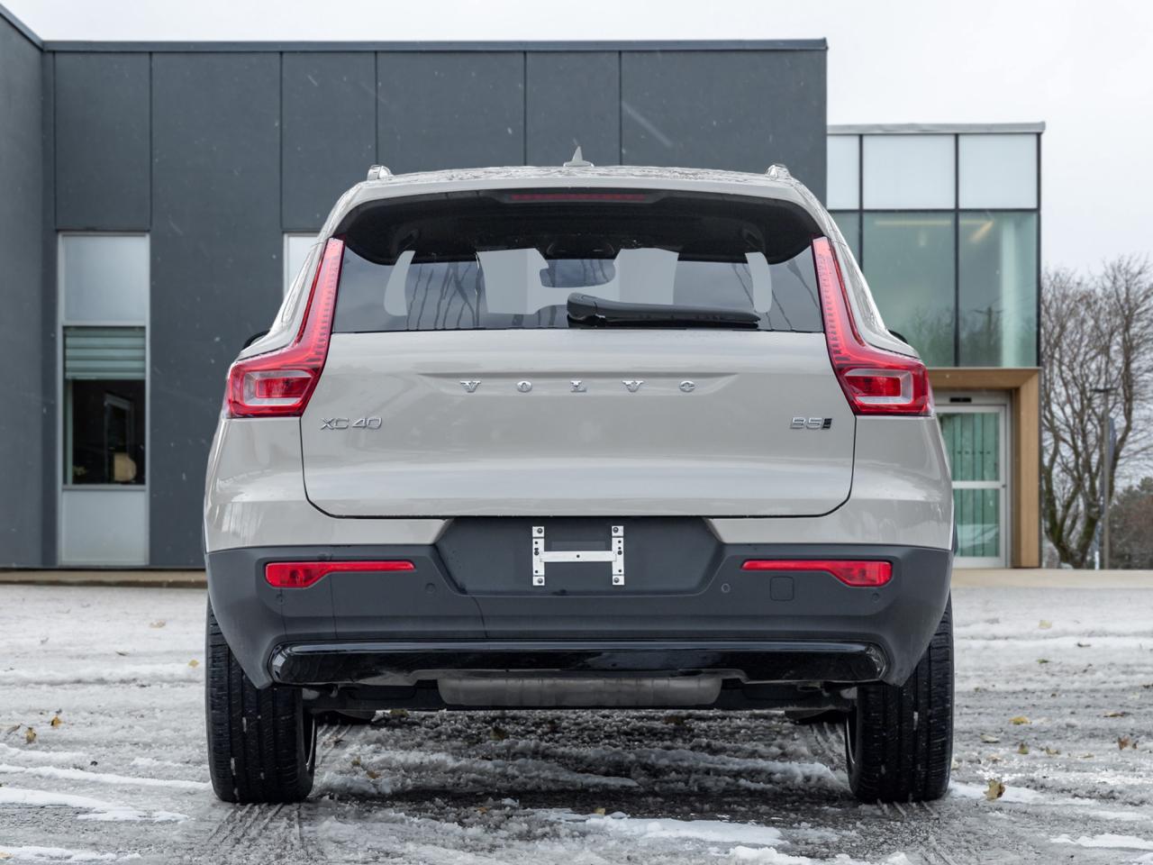 2025 Volvo XC40 B5 AWD Plus Dark Theme  20" ALLOY WHEEL  VOLVO CPO Photo