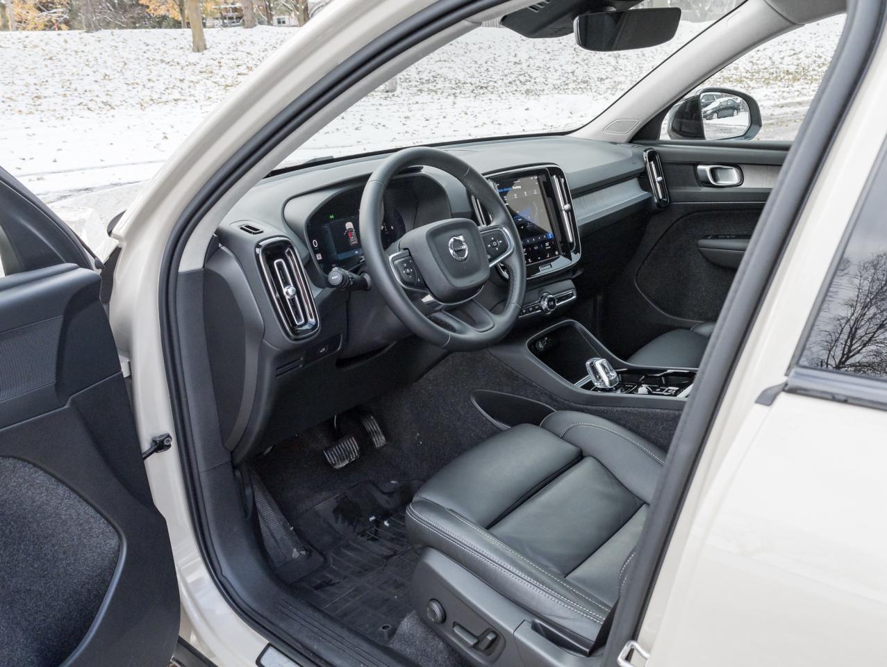 2025 Volvo XC40 B5 AWD Plus Dark Theme  20" ALLOY WHEEL  VOLVO CPO Photo