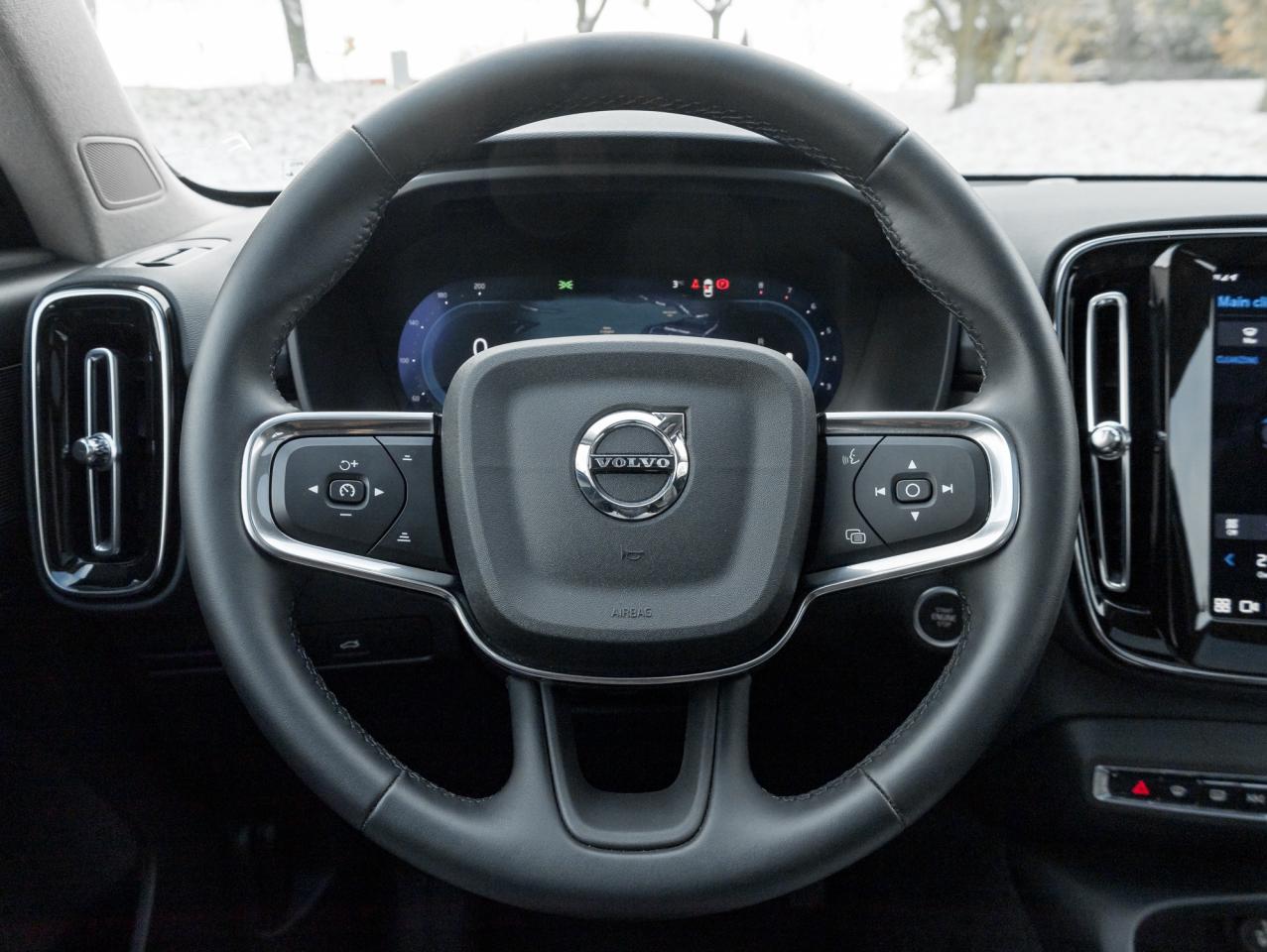 2025 Volvo XC40 B5 AWD Plus Dark Theme  20" ALLOY WHEEL  VOLVO CPO Photo