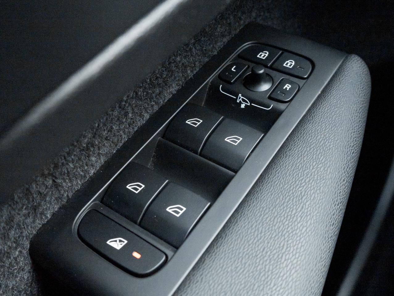 2025 Volvo XC40 B5 AWD Plus Dark Theme  20" ALLOY WHEEL  VOLVO CPO Photo