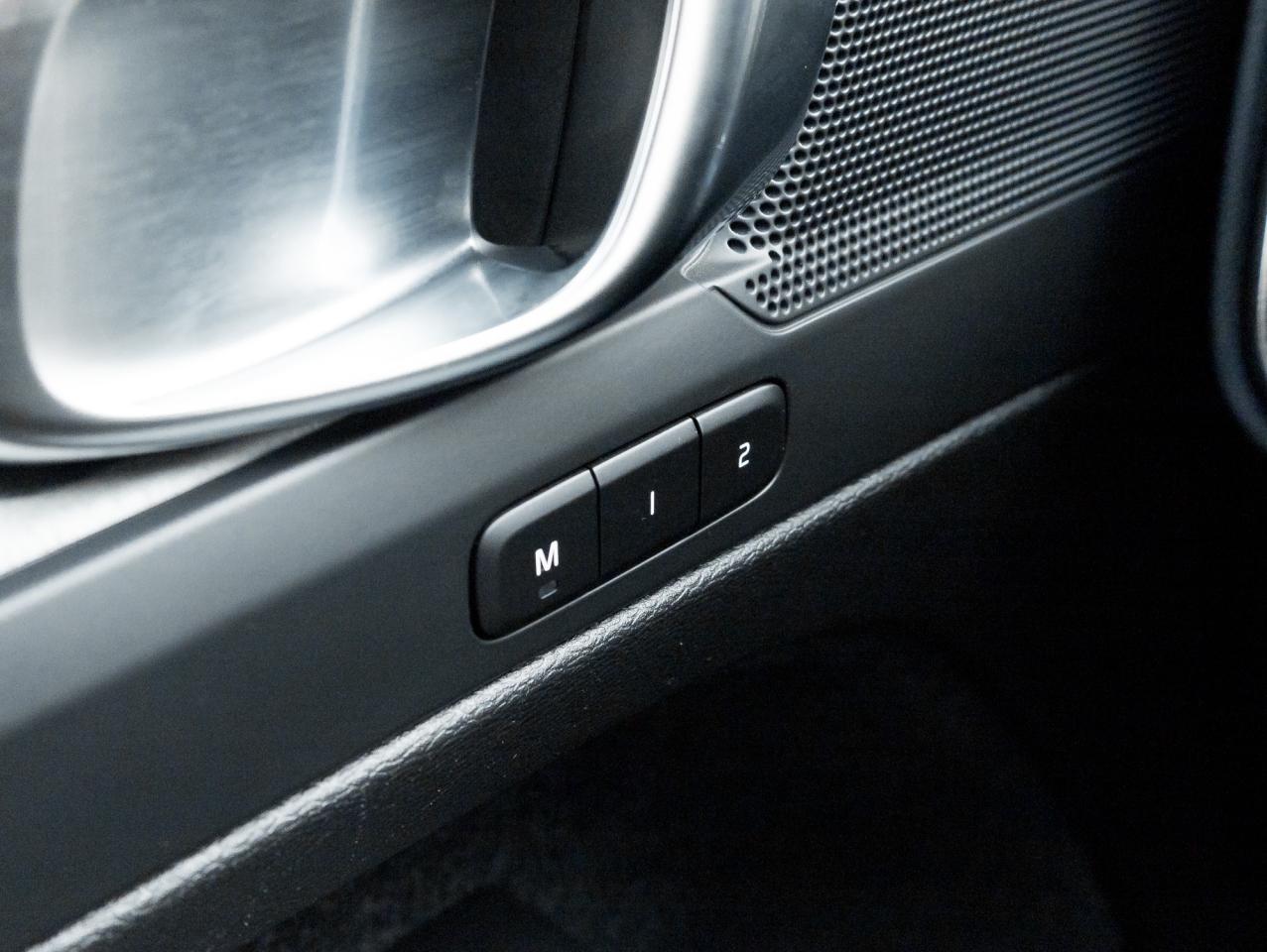 2025 Volvo XC40 B5 AWD Plus Dark Theme  20" ALLOY WHEEL  VOLVO CPO Photo