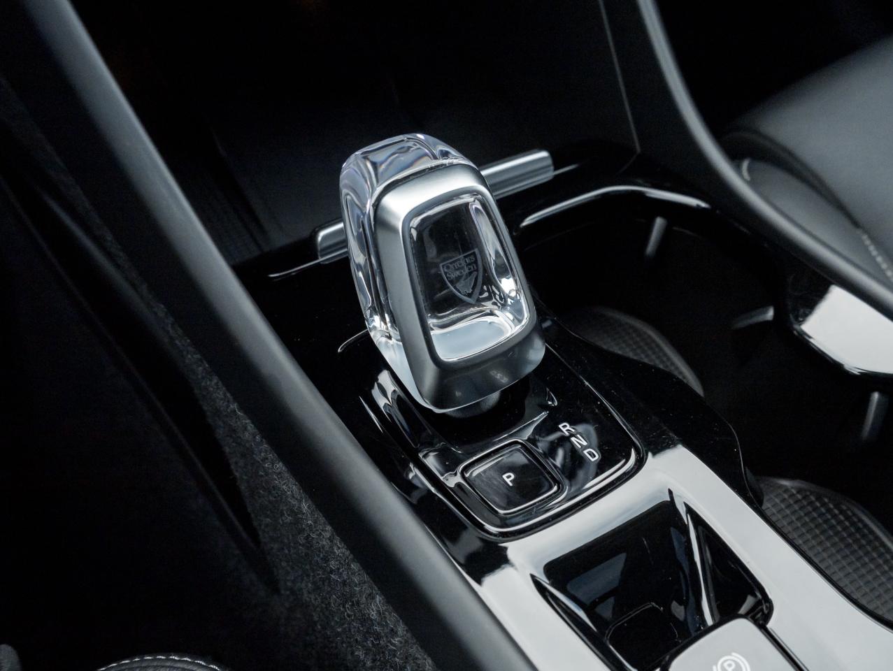 2025 Volvo XC40 B5 AWD Plus Dark Theme  20" ALLOY WHEEL  VOLVO CPO Photo