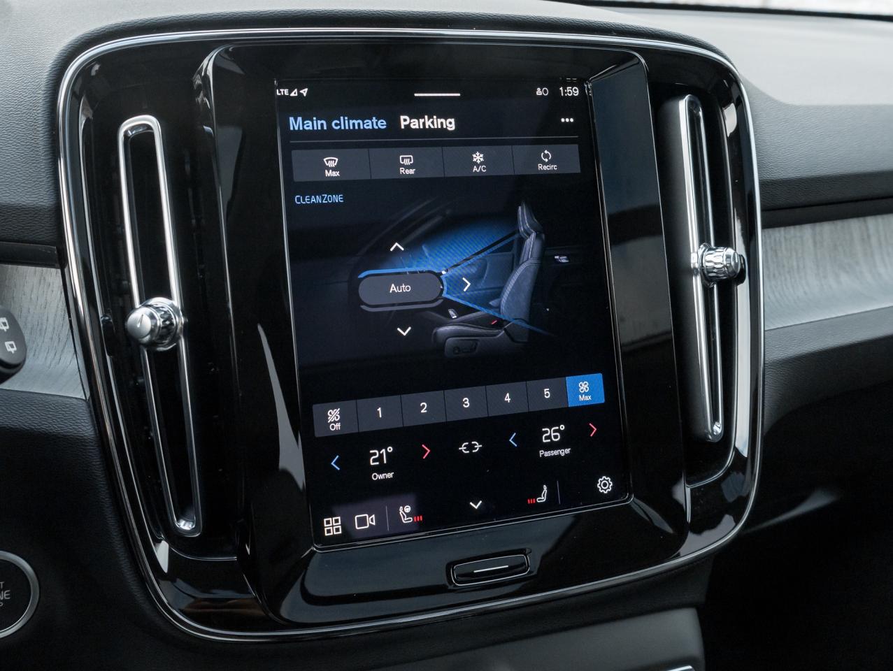 2025 Volvo XC40 B5 AWD Plus Dark Theme  20" ALLOY WHEEL  VOLVO CPO Photo