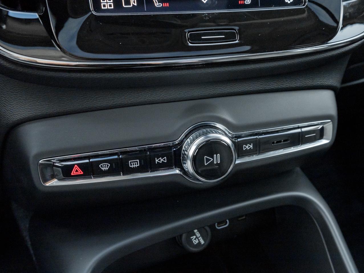 2025 Volvo XC40 B5 AWD Plus Dark Theme  20" ALLOY WHEEL  VOLVO CPO Photo