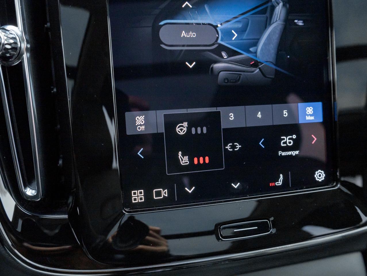 2025 Volvo XC40 B5 AWD Plus Dark Theme  20" ALLOY WHEEL  VOLVO CPO Photo