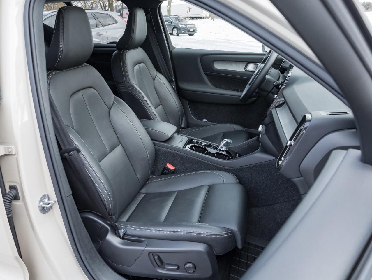 2025 Volvo XC40 B5 AWD Plus Dark Theme  20" ALLOY WHEEL  VOLVO CPO Photo