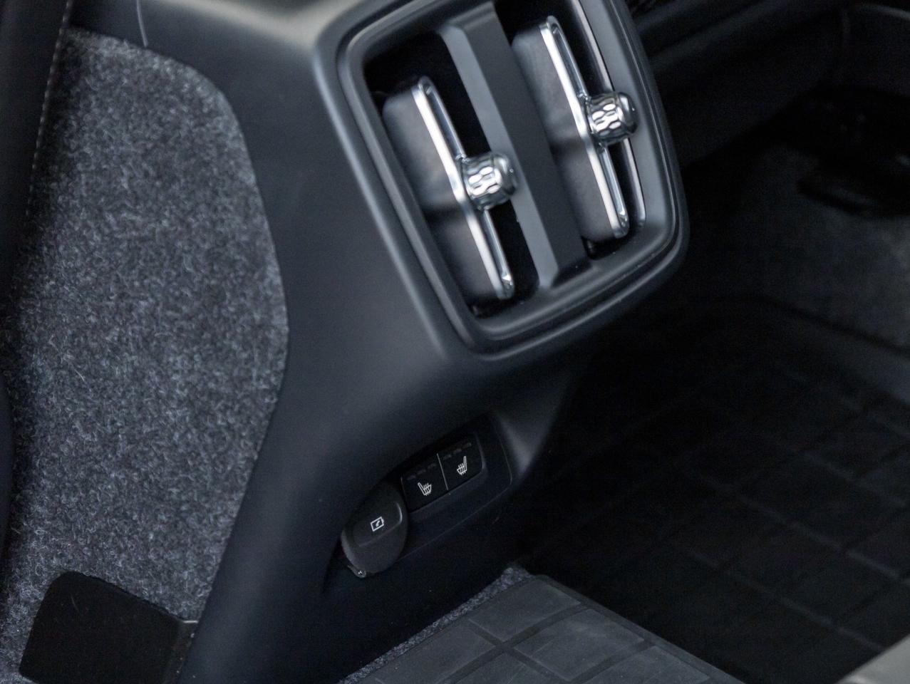 2025 Volvo XC40 B5 AWD Plus Dark Theme  20" ALLOY WHEEL  VOLVO CPO Photo