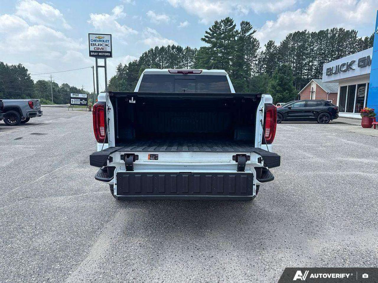 2024 GMC Sierra 1500 OFF ROAD SUSPENSION PKG. RUNNING BOARDS. TONNEAU. AT4 PREMIUM PKG. HITCH GUIDANCE W/HITCH VIEW. Photo