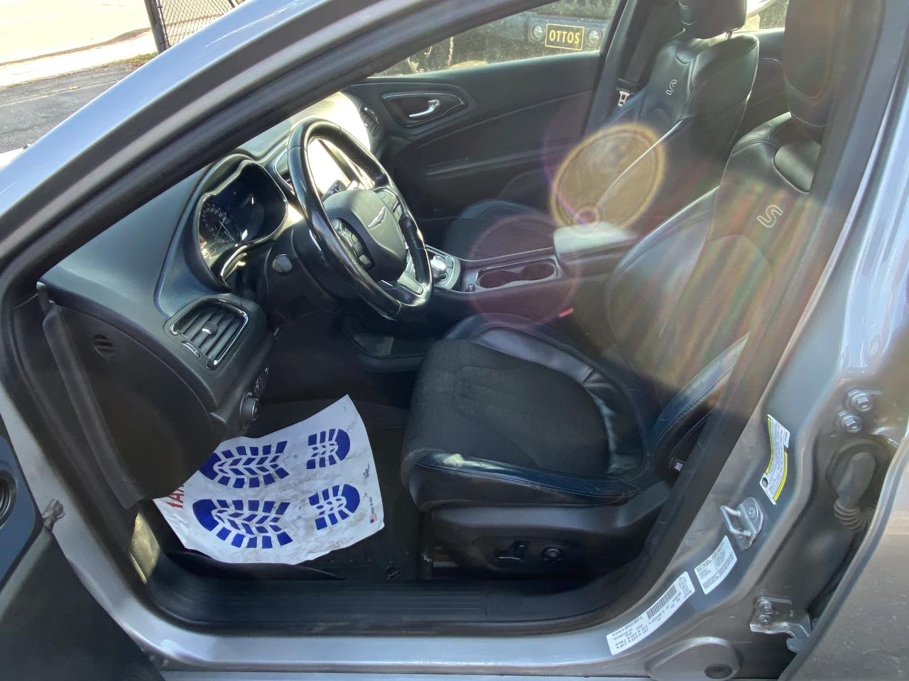 2015 Chrysler 200 4dr Sdn S AWD Photo4