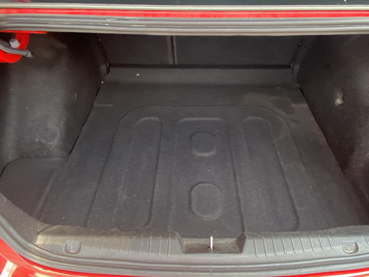 2015 Chevrolet Cruze 4dr Sdn 2LT 6sp standard roof leather Photo