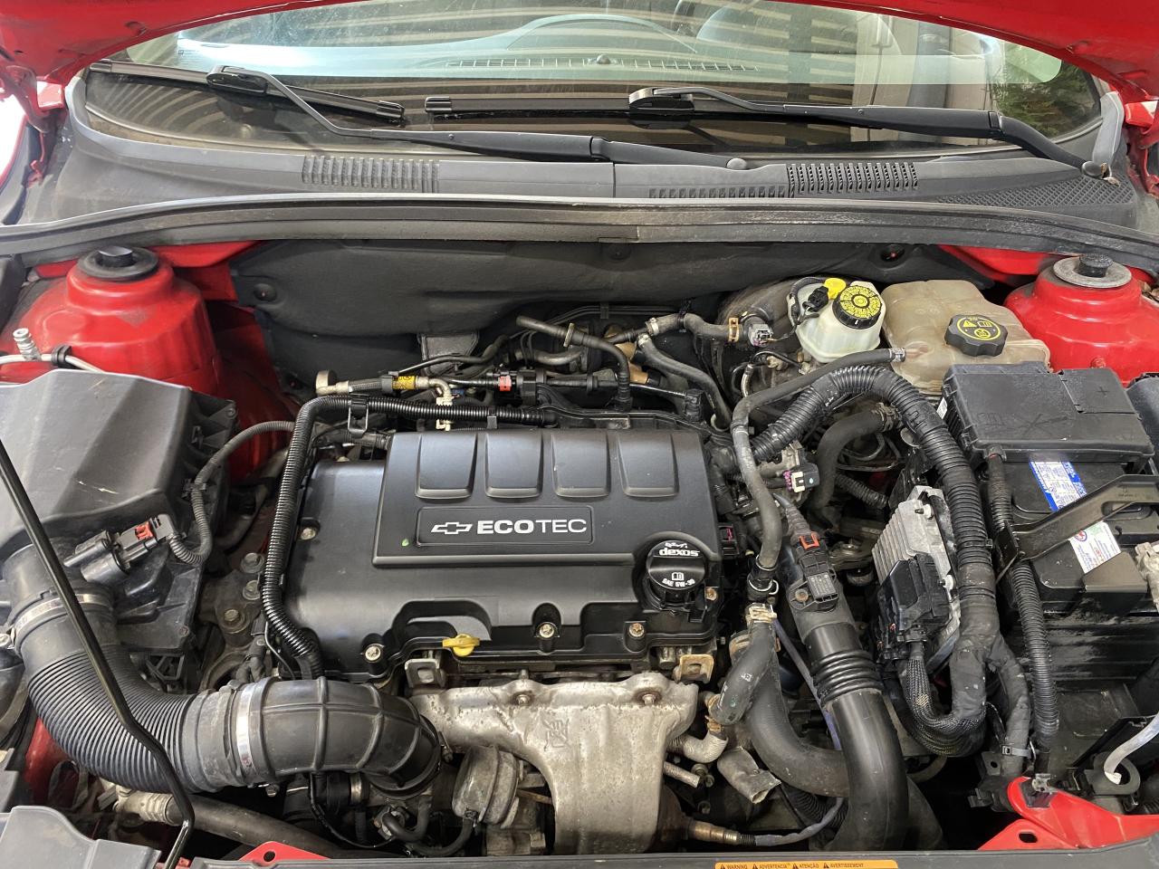 2015 Chevrolet Cruze 4dr Sdn 2LT 6sp standard roof leather Photo