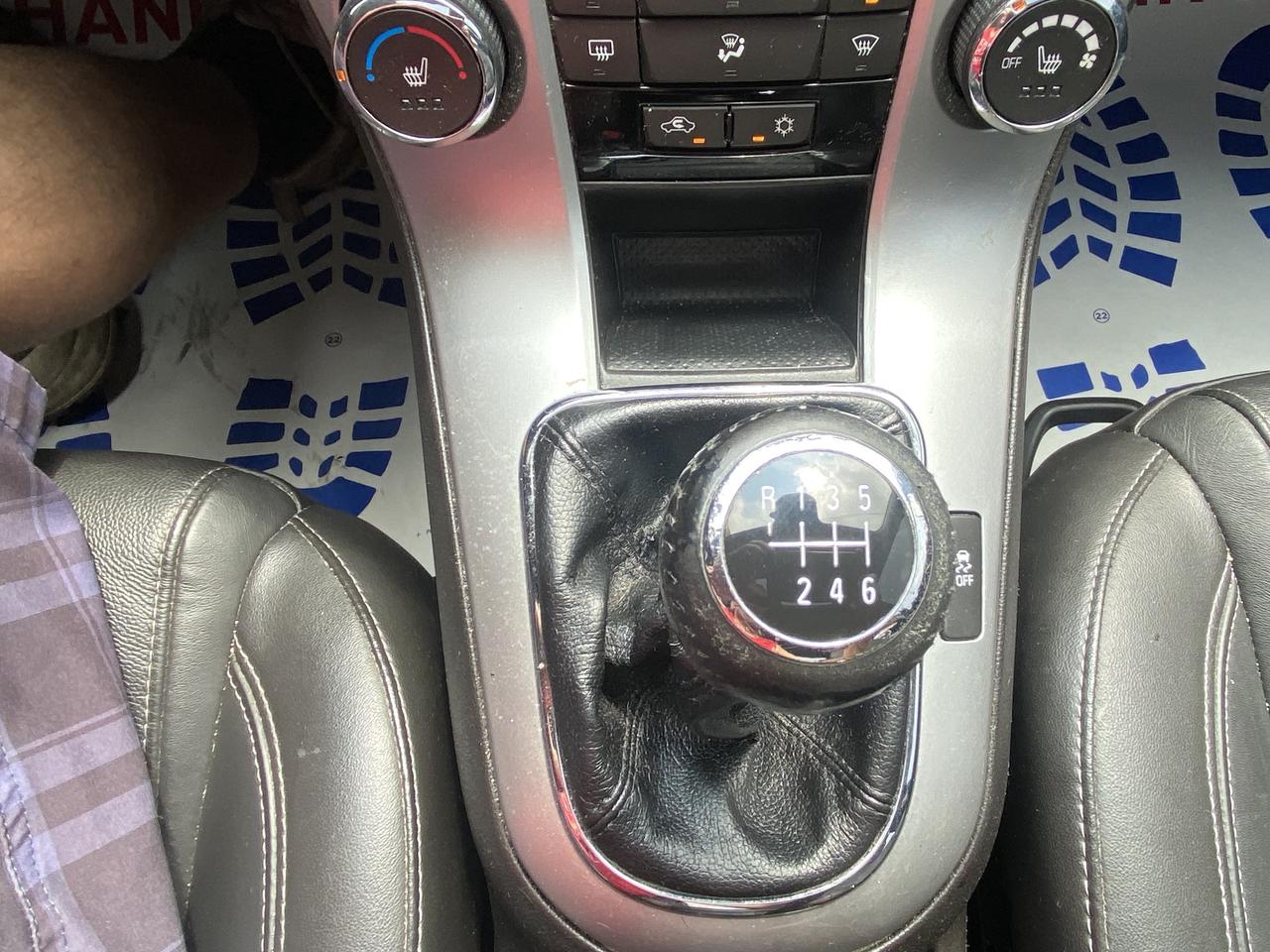 2015 Chevrolet Cruze 4dr Sdn 2LT 6sp standard roof leather Photo