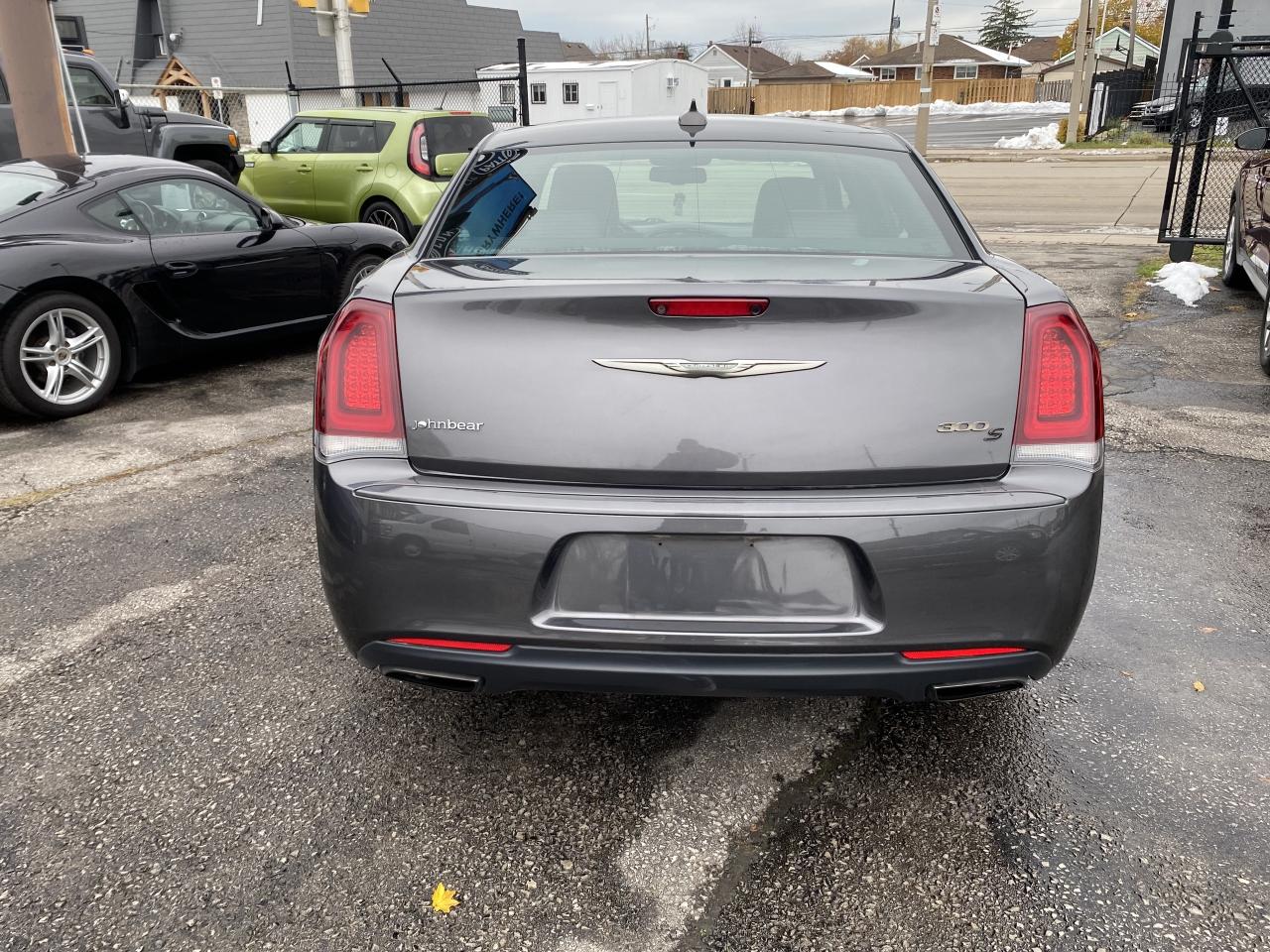 2018 Chrysler 300 300S RWD Photo2