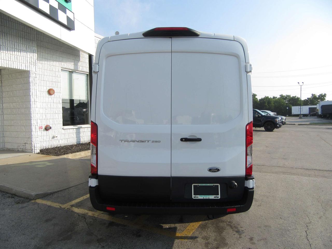 2022 Ford Transit T-250 MEDIUM ROOF EXT CARGO VAN / NEW REEFER Photo