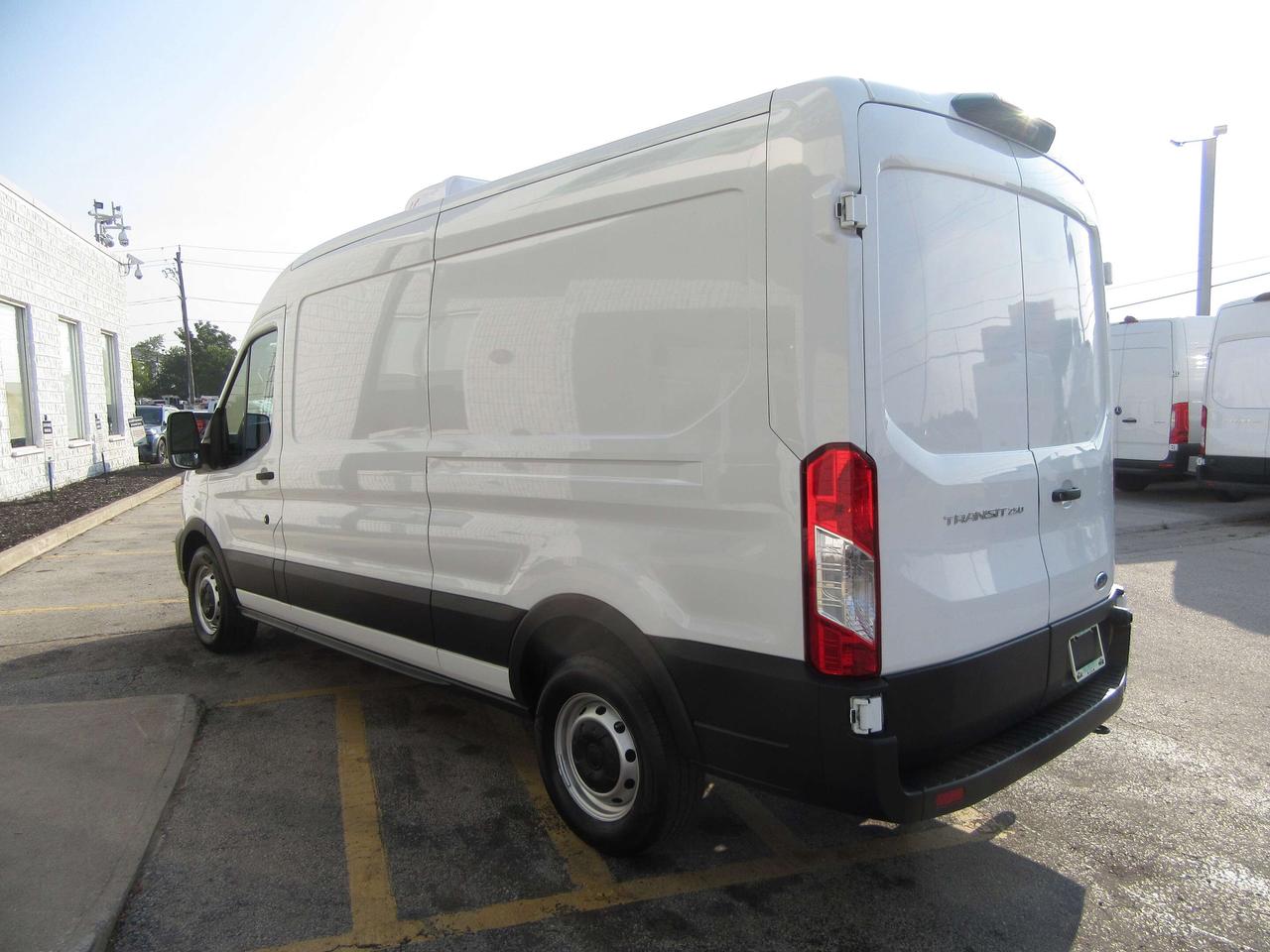 2022 Ford Transit T-250 MEDIUM ROOF EXT CARGO VAN / NEW REEFER Photo