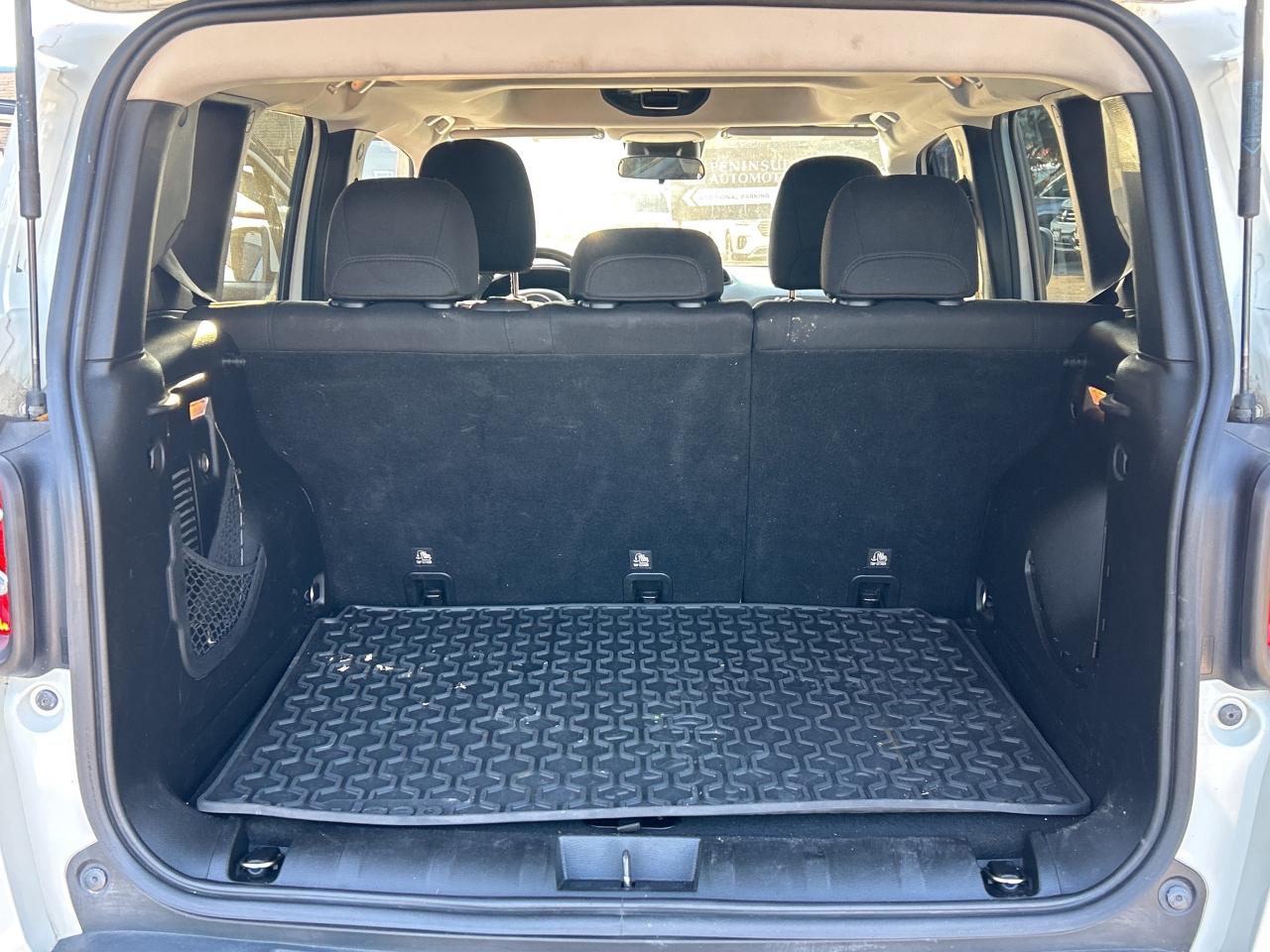 2016 Jeep Renegade 4WD MANUAL, NAVI,4 NEW TIRES/ ALL NEW BRAKES, Photo4