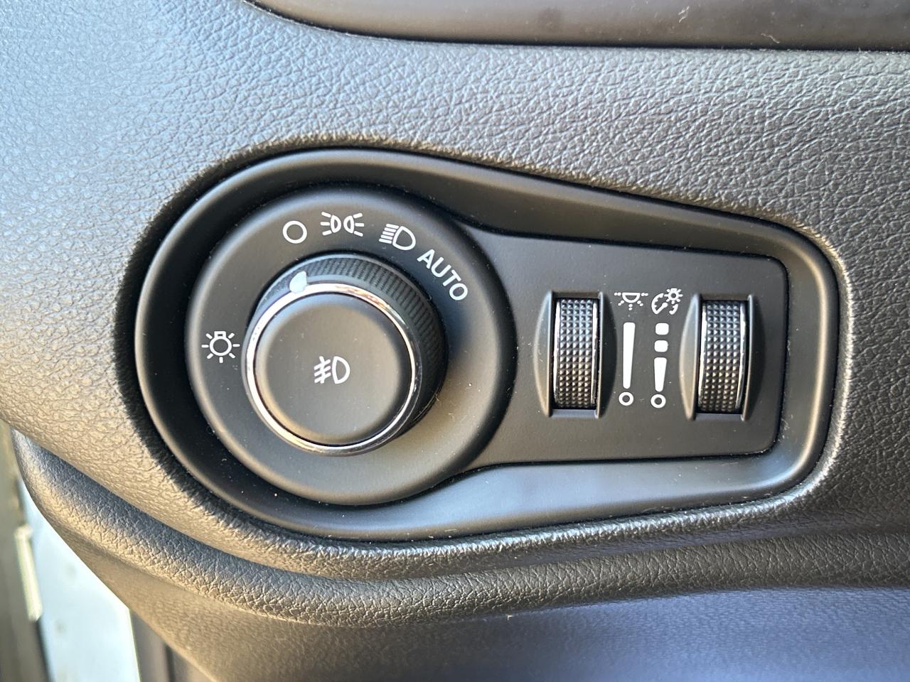 2016 Jeep Renegade 4WD MANUAL, NAVI,4 NEW TIRES/ ALL NEW BRAKES, Photo