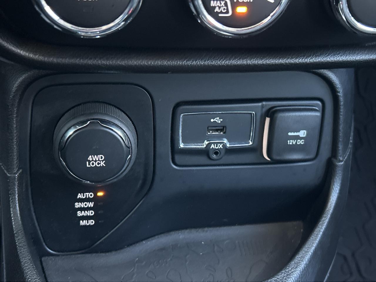 2016 Jeep Renegade 4WD MANUAL, NAVI,4 NEW TIRES/ ALL NEW BRAKES, Photo