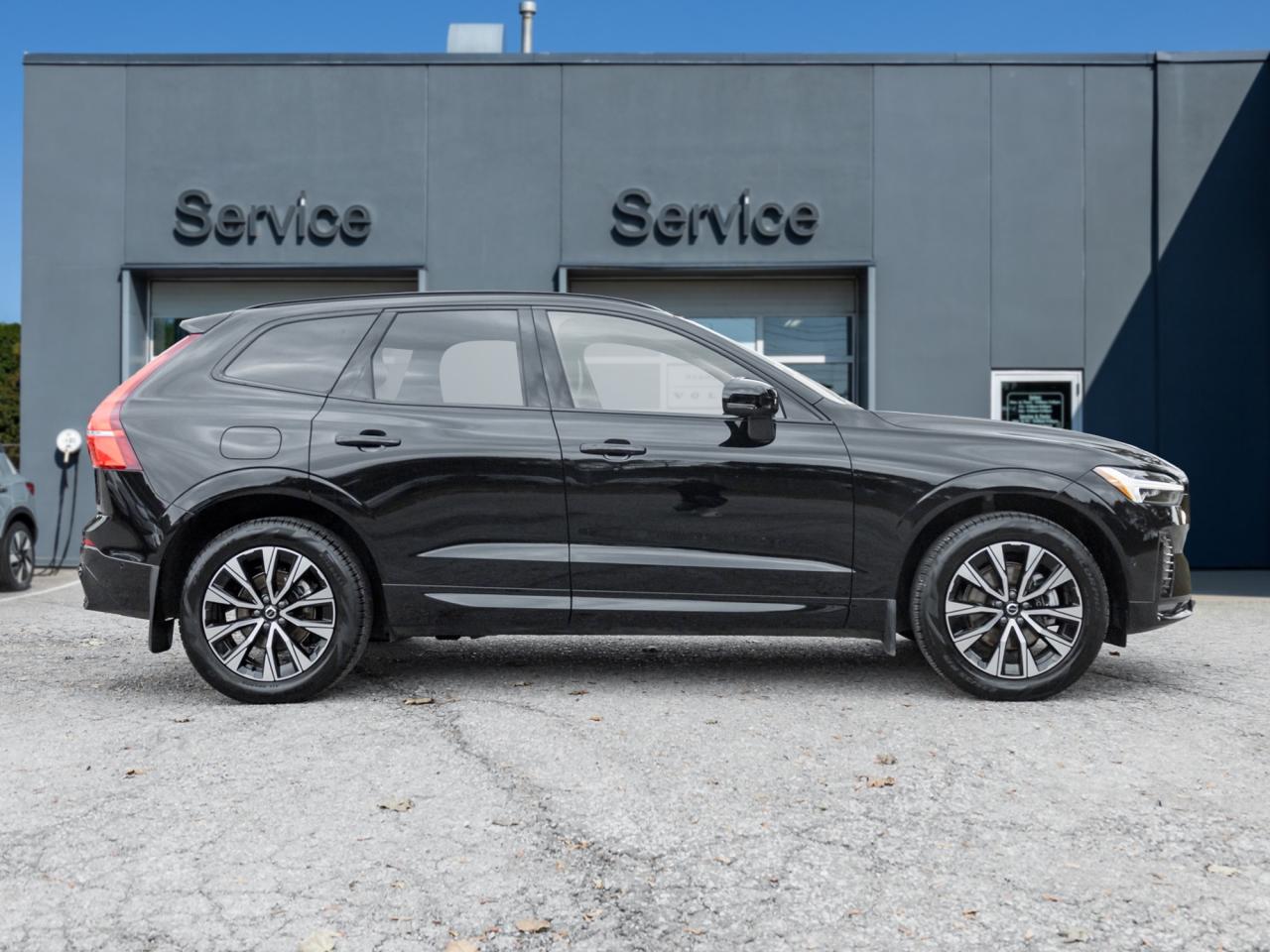 2025 Volvo XC60 B5 AWD Plus Dark Theme NEARLY NEW  CPO Photo4