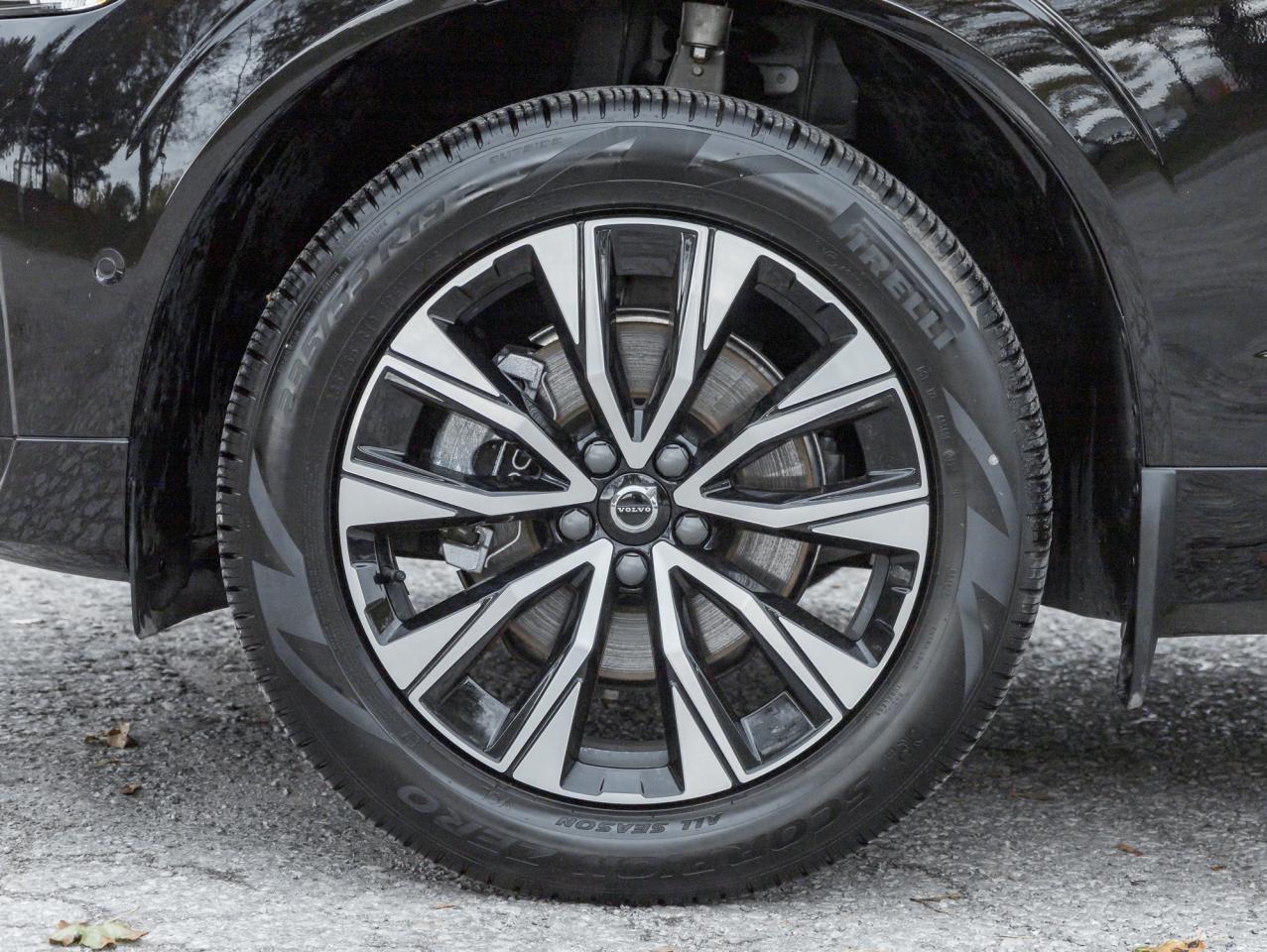 2025 Volvo XC60 B5 AWD Plus Dark Theme NEARLY NEW  CPO Photo3