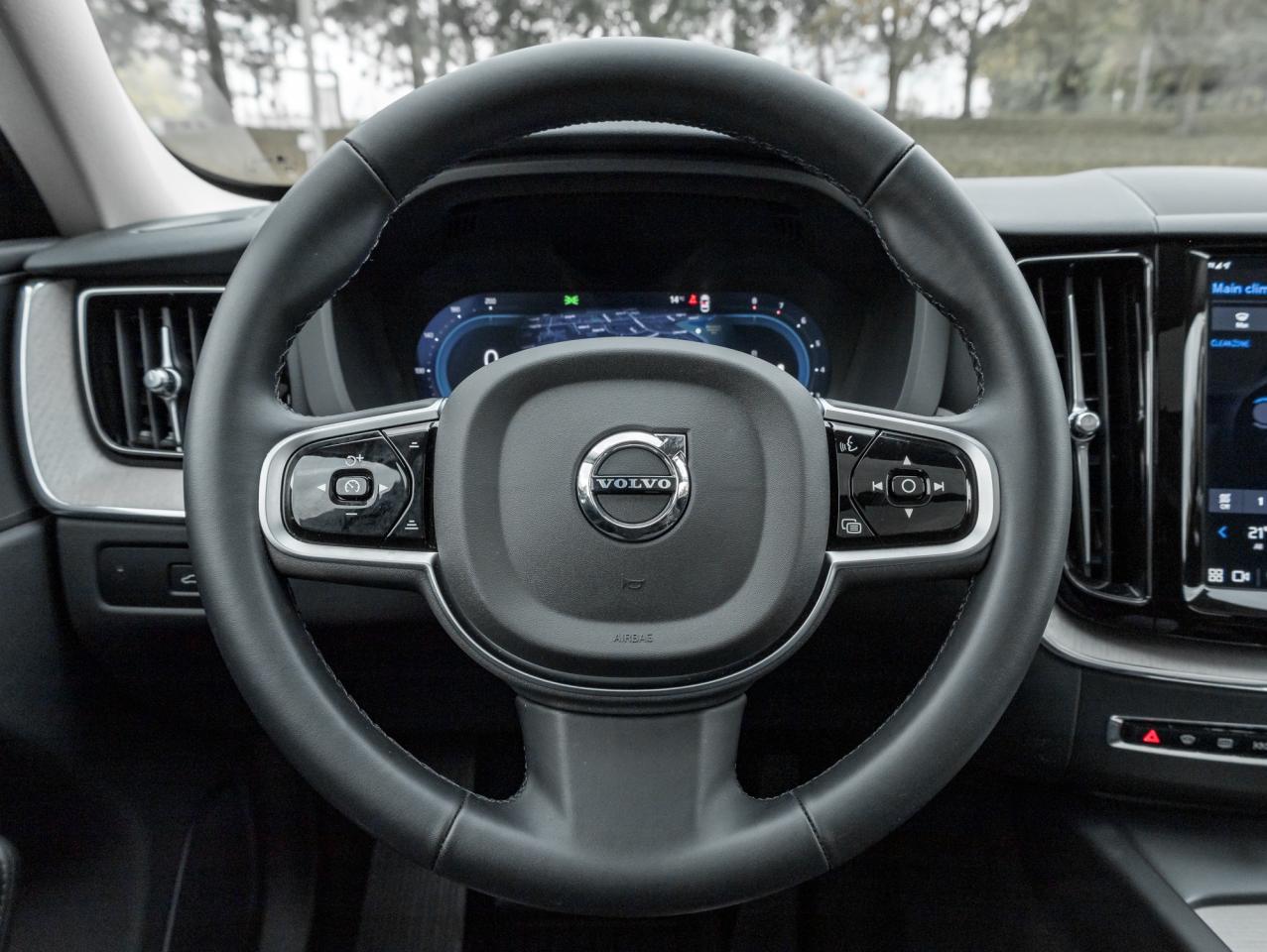 2025 Volvo XC60 B5 AWD Plus Dark Theme NEARLY NEW  CPO Photo