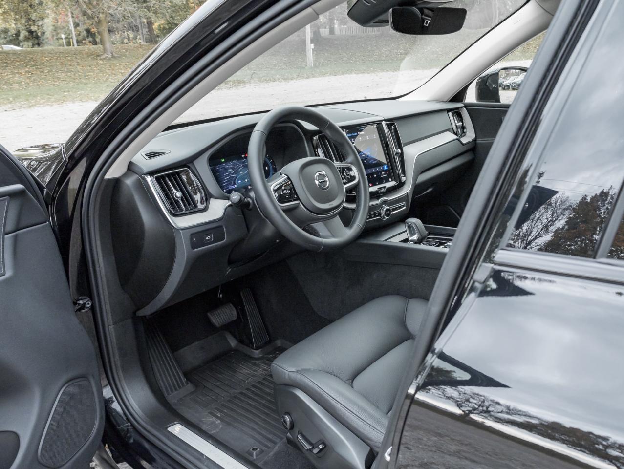 2025 Volvo XC60 B5 AWD Plus Dark Theme NEARLY NEW  CPO Photo