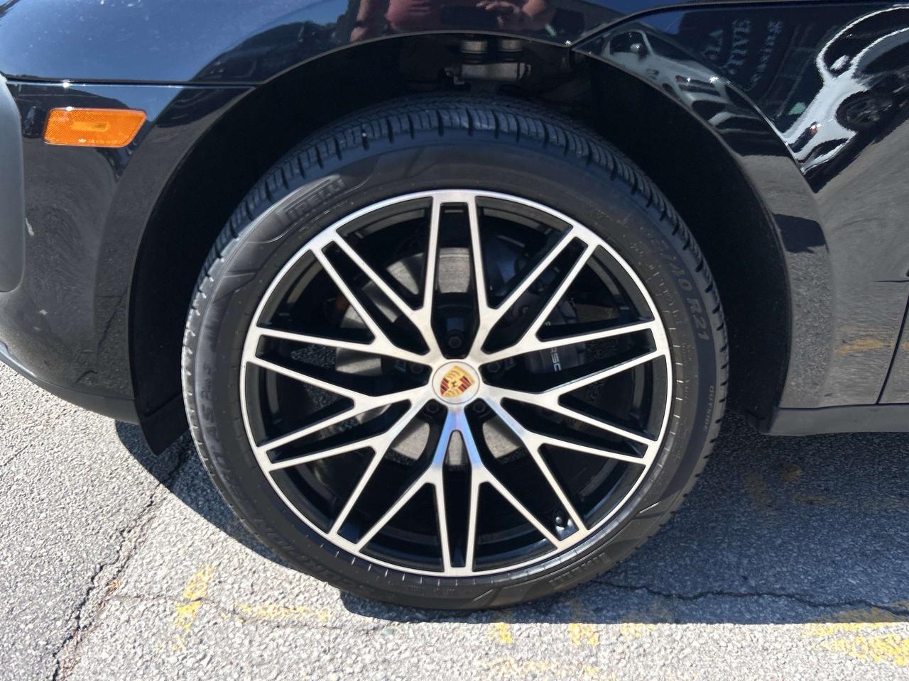 2024 Porsche Macan NEW TIRES, FREE TORONTO MAPLE LEAFS GOLD SEATS Photo