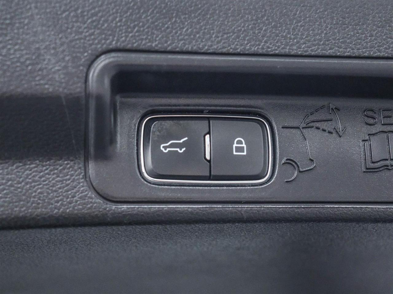 2022 Ford Explorer ST Photo