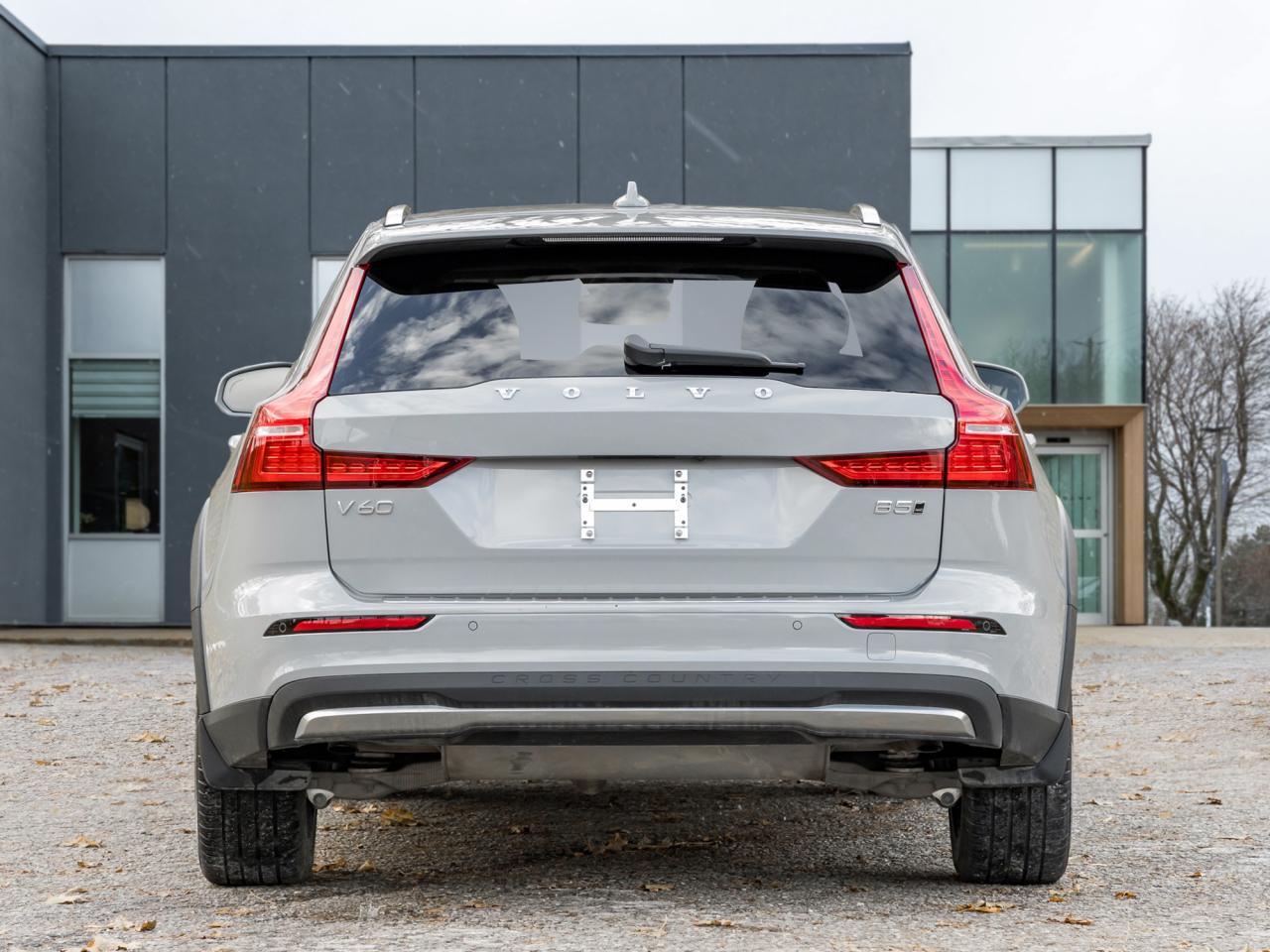 2025 Volvo V60 Cross Country B5 AWD Plus  19" ALLOY WHEELS  STATION WAGON Photo4