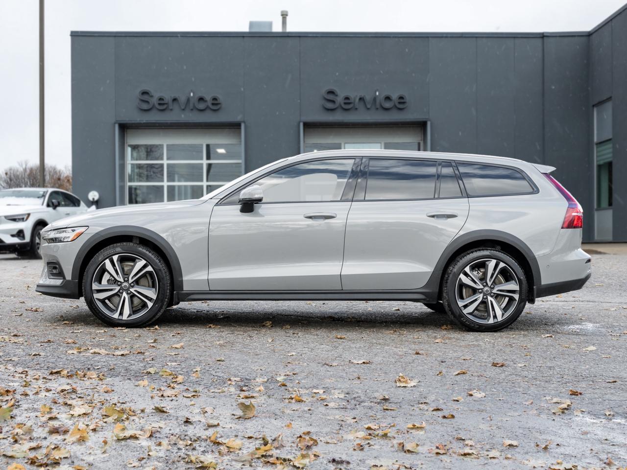 2025 Volvo V60 Cross Country B5 AWD Plus  19" ALLOY WHEELS  STATION WAGON Photo2
