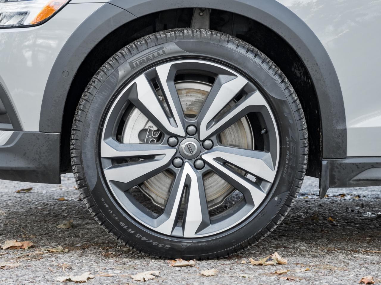 2025 Volvo V60 Cross Country B5 AWD Plus  19" ALLOY WHEELS  STATION WAGON Photo