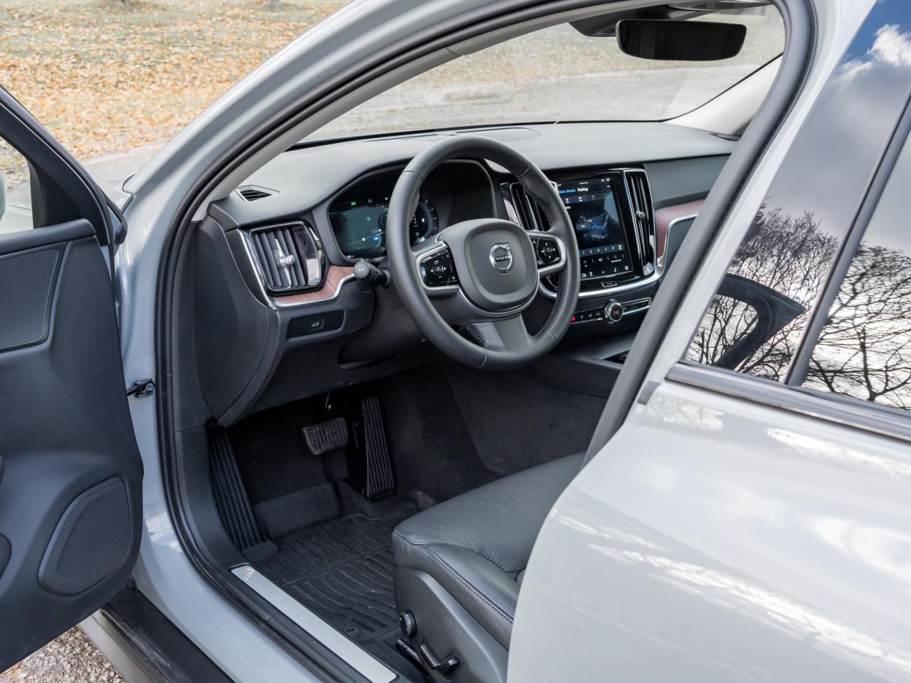 2025 Volvo V60 Cross Country B5 AWD Plus  19" ALLOY WHEELS  STATION WAGON Photo